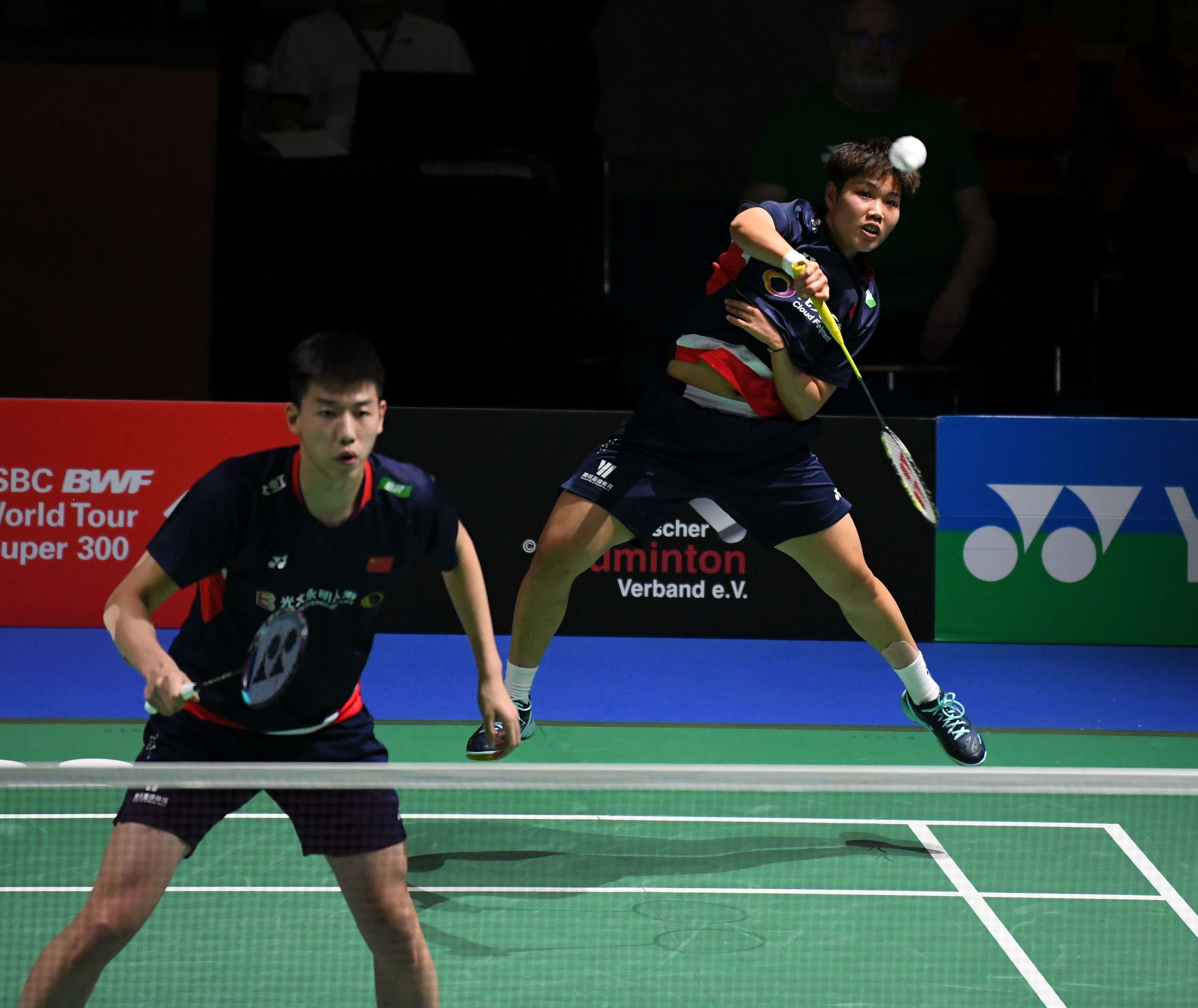 他在场上跑 他在场上跑